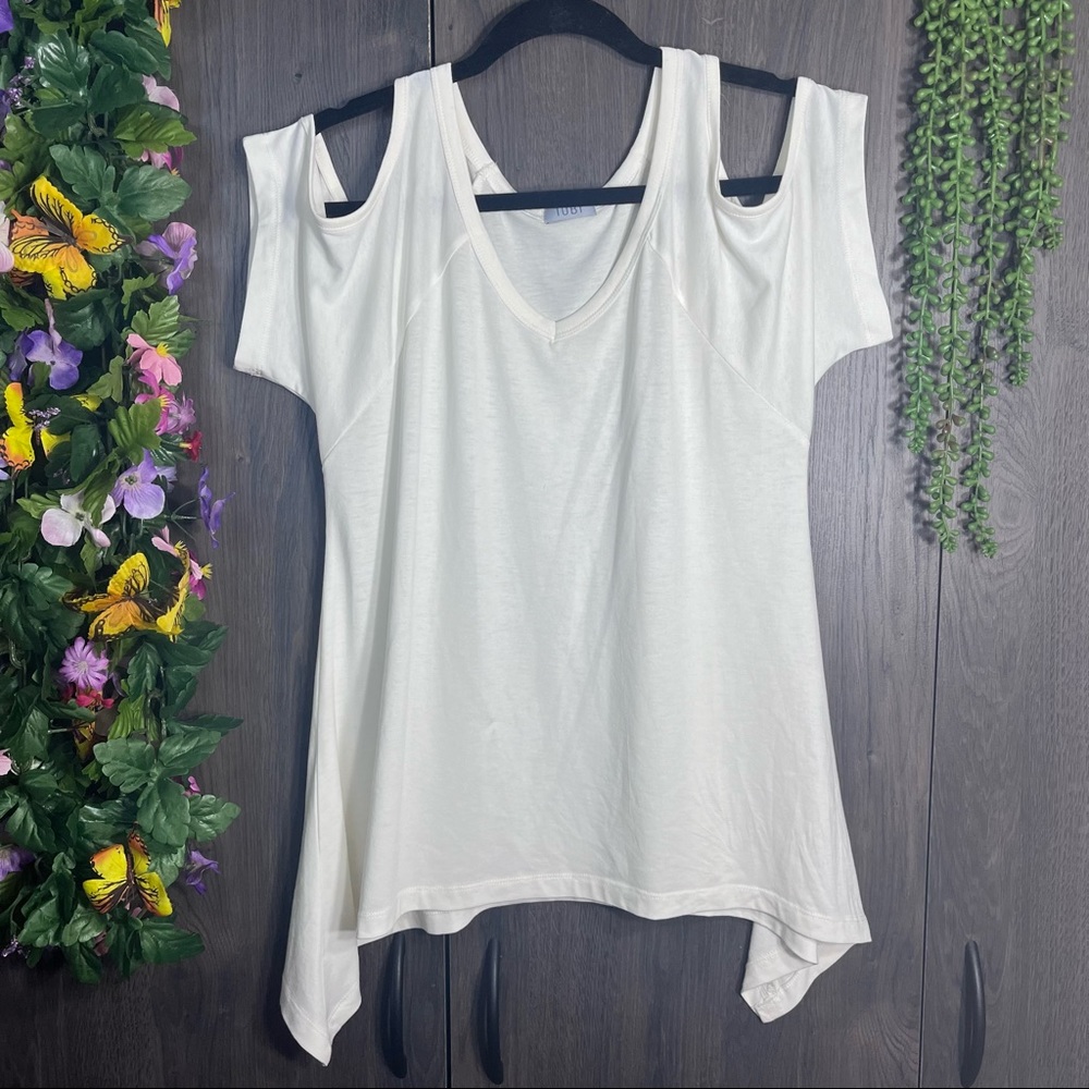 +🌼3/$30🌼TOBI Cutout Shoulder White Flowy Top Size Small